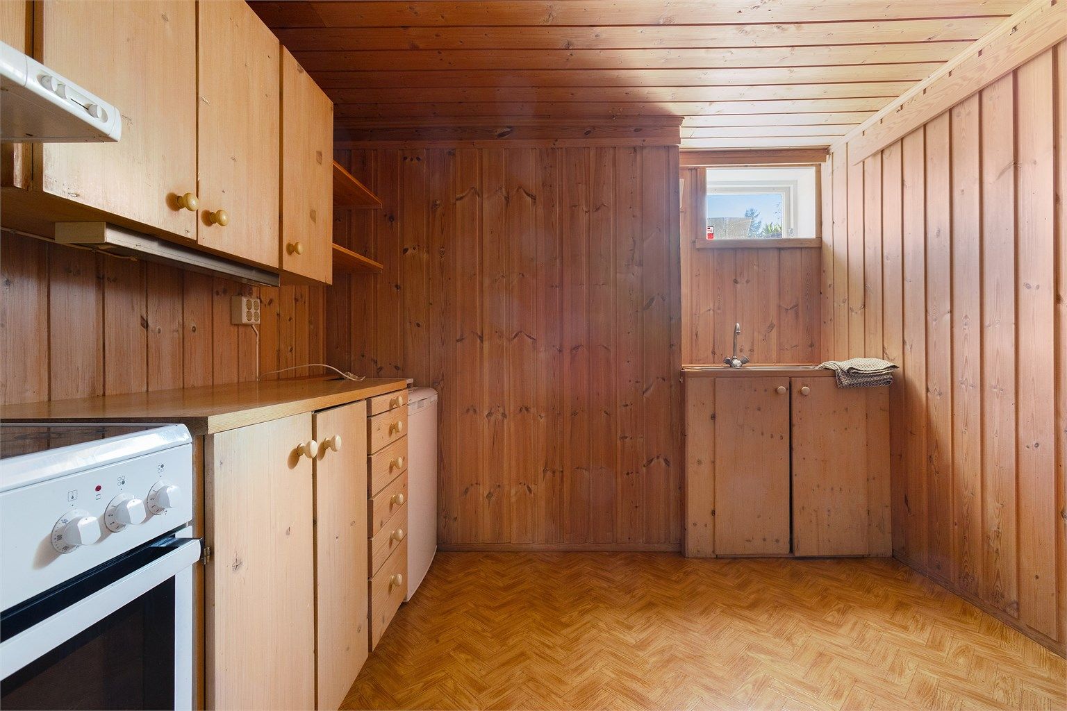 Rom benyttet som kjøkken er fra ca. 1995 og har innredning med slettte fronter og frittstående hvitevarer. Rommet er på godkjente byggetegninger betegnet som vaskerom.