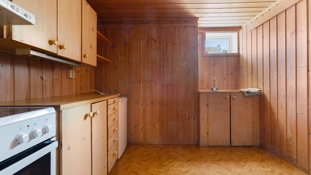Rom benyttet som kjøkken er fra ca. 1995 og har innredning med slettte fronter og frittstående hvitevarer. Rommet er på godkjente byggetegninger betegnet som vaskerom.