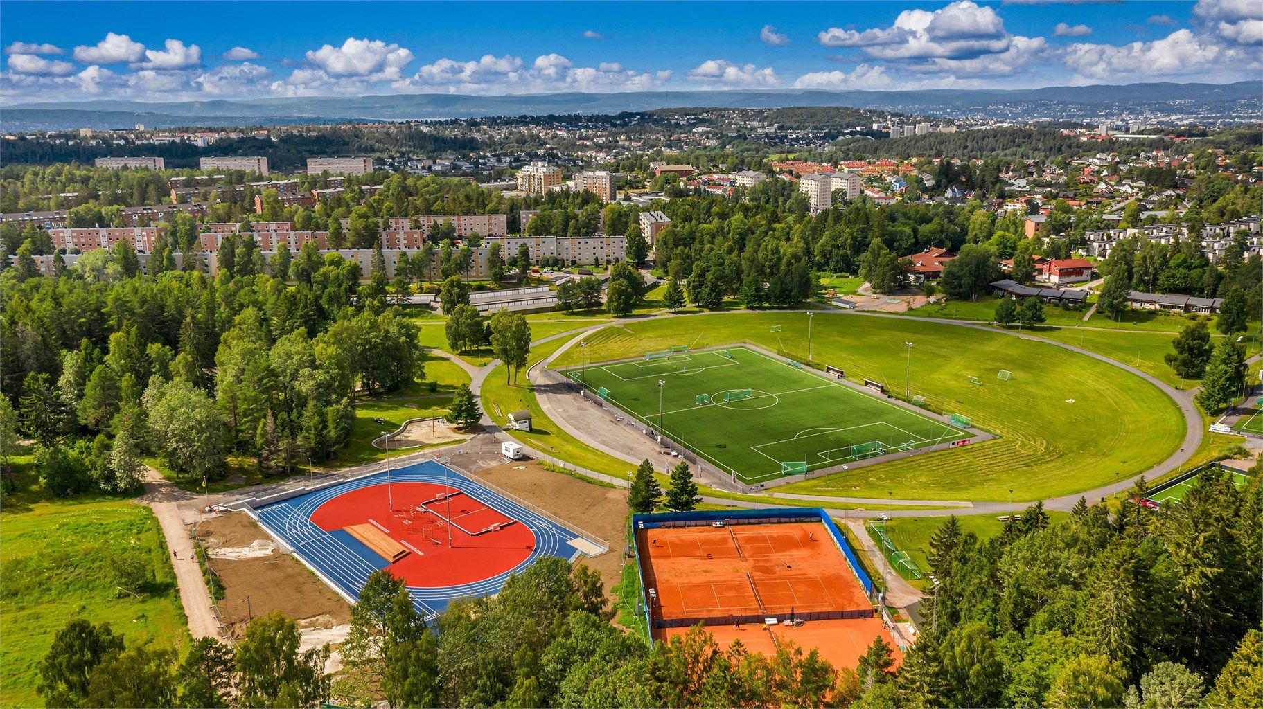 Fra boligen er det kort vei til rekreasjonsområder som Østmarka og flere idrettsanlegg.