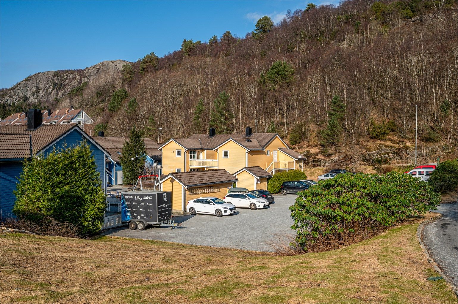 Fra leiligheten er det gangavstand til skoler, barnehager og busstopp med meget hyppige avganger via 3-er linjen. For den turglade er finner man populære alternativer som Geitanuken, Høgstefjellet og Veten innen korte avstand