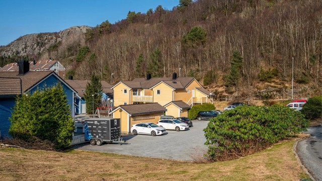 Fra leiligheten er det gangavstand til skoler, barnehager og busstopp med meget hyppige avganger via 3-er linjen. For den turglade er finner man populære alternativer som Geitanuken, Høgstefjellet og Veten innen korte avstand