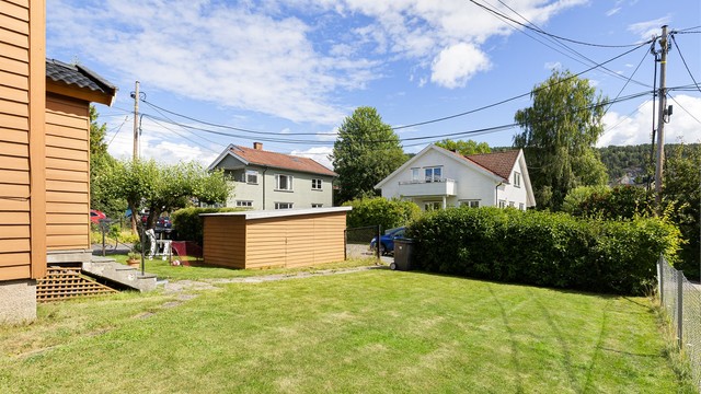 Det er gode solforhold i hagen som vender seg mot sør og vest