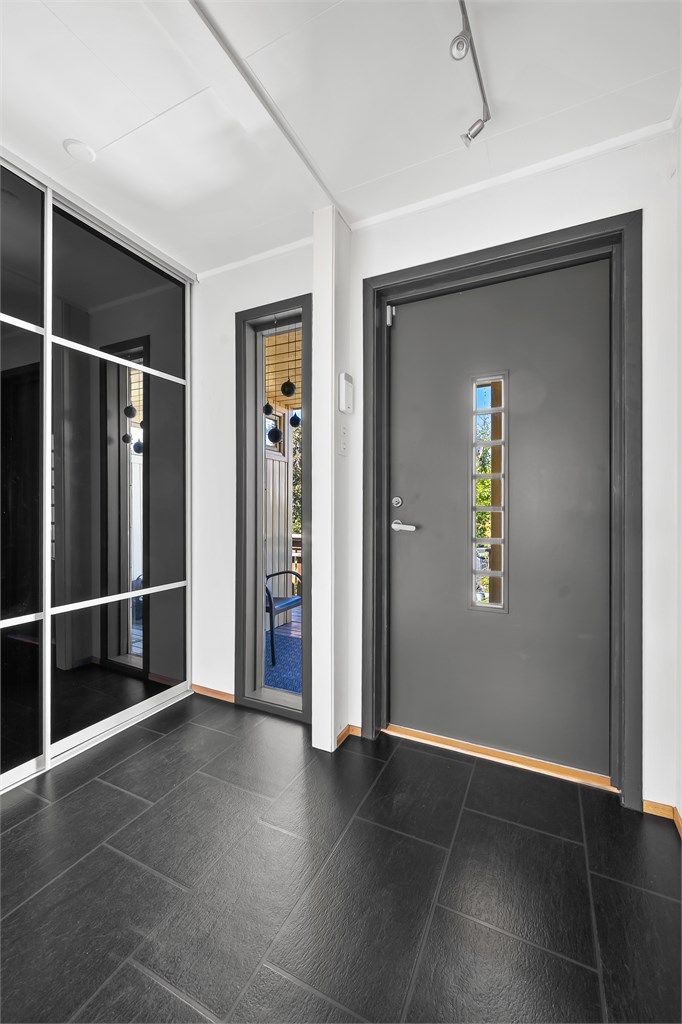 Vindfang med skyvedørsgarderobe