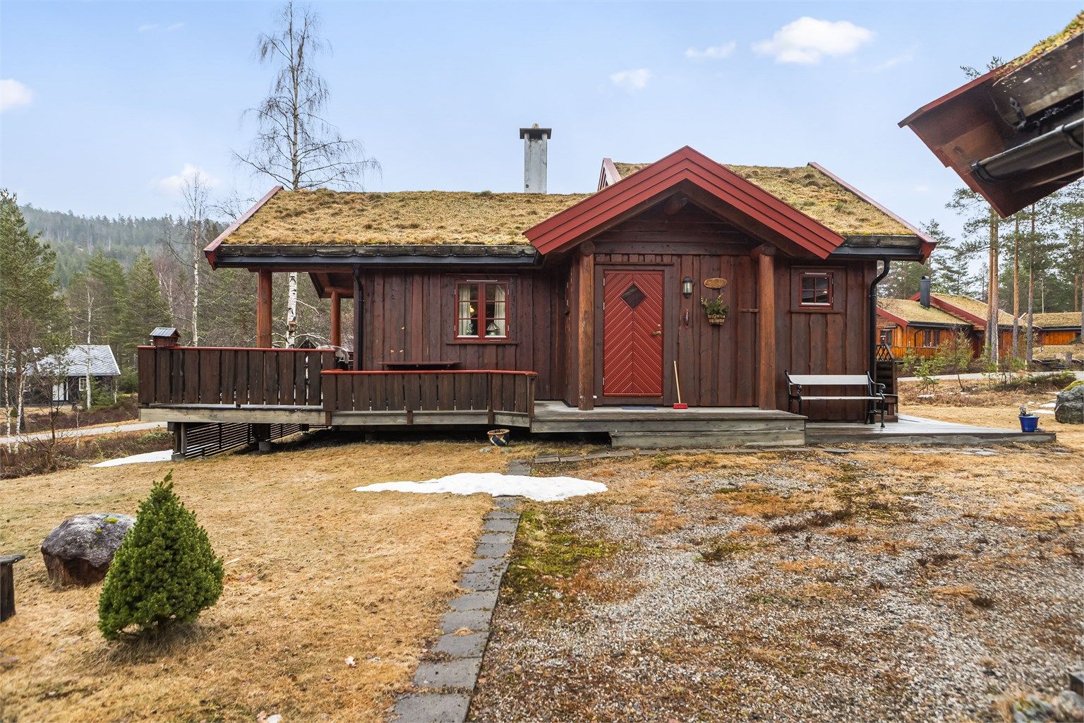 Hyttas fasade mot uteplassen.