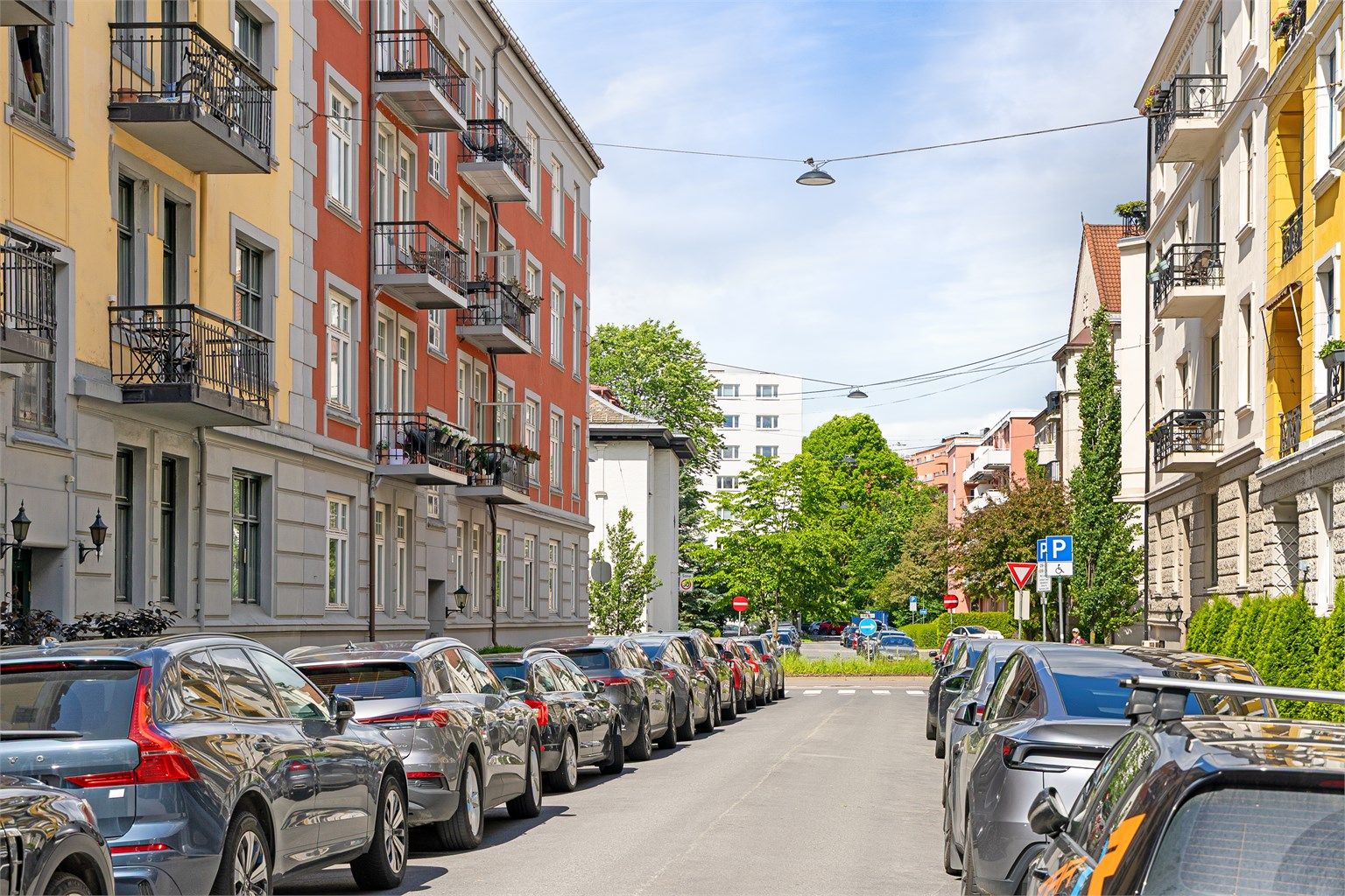 Åsaveien er en rolig og tilbaketrukket gate, skjermet fra den travleste bytrafikken.