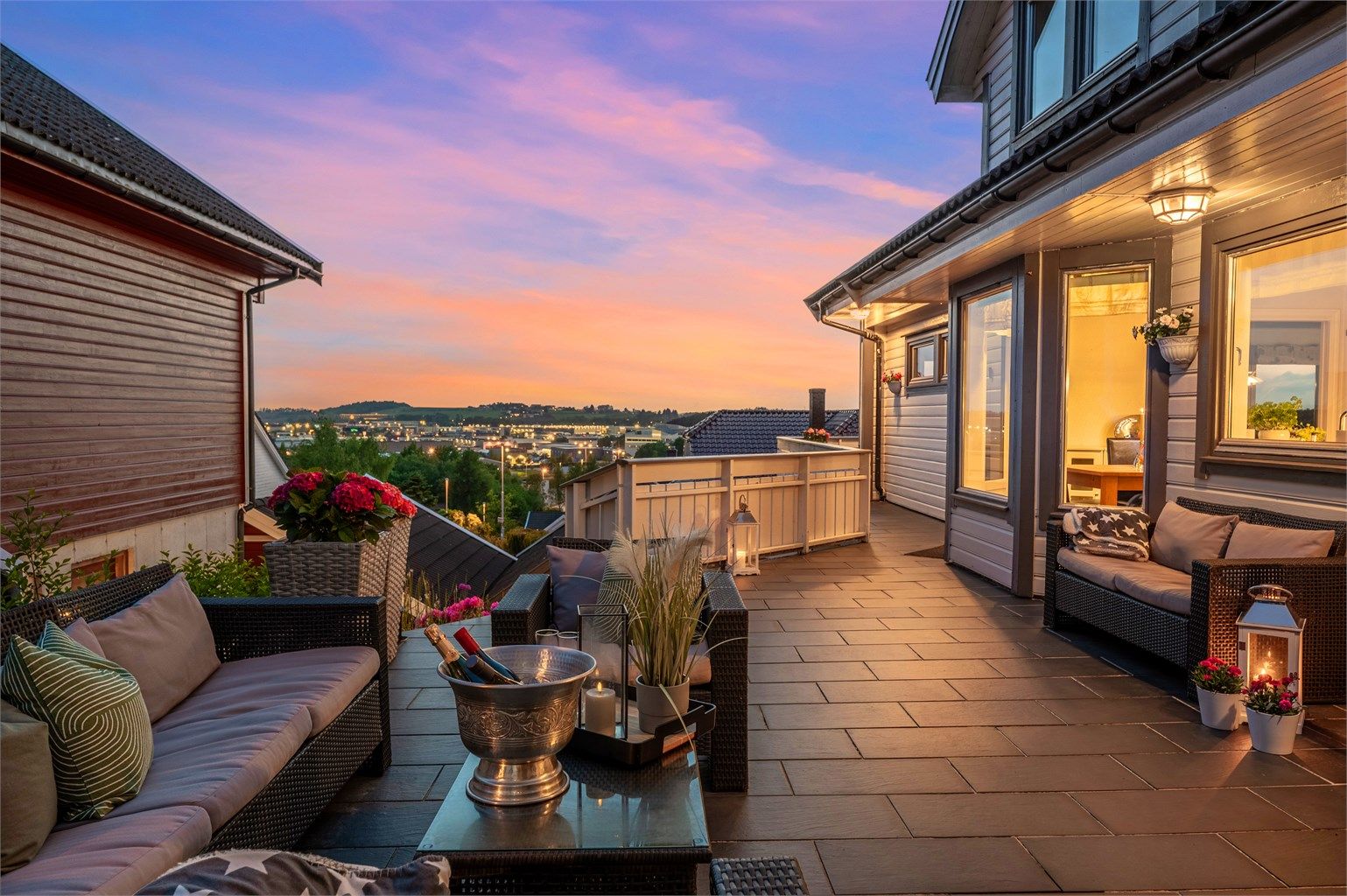 Uteplass med utgang direkte fra kjøkken.