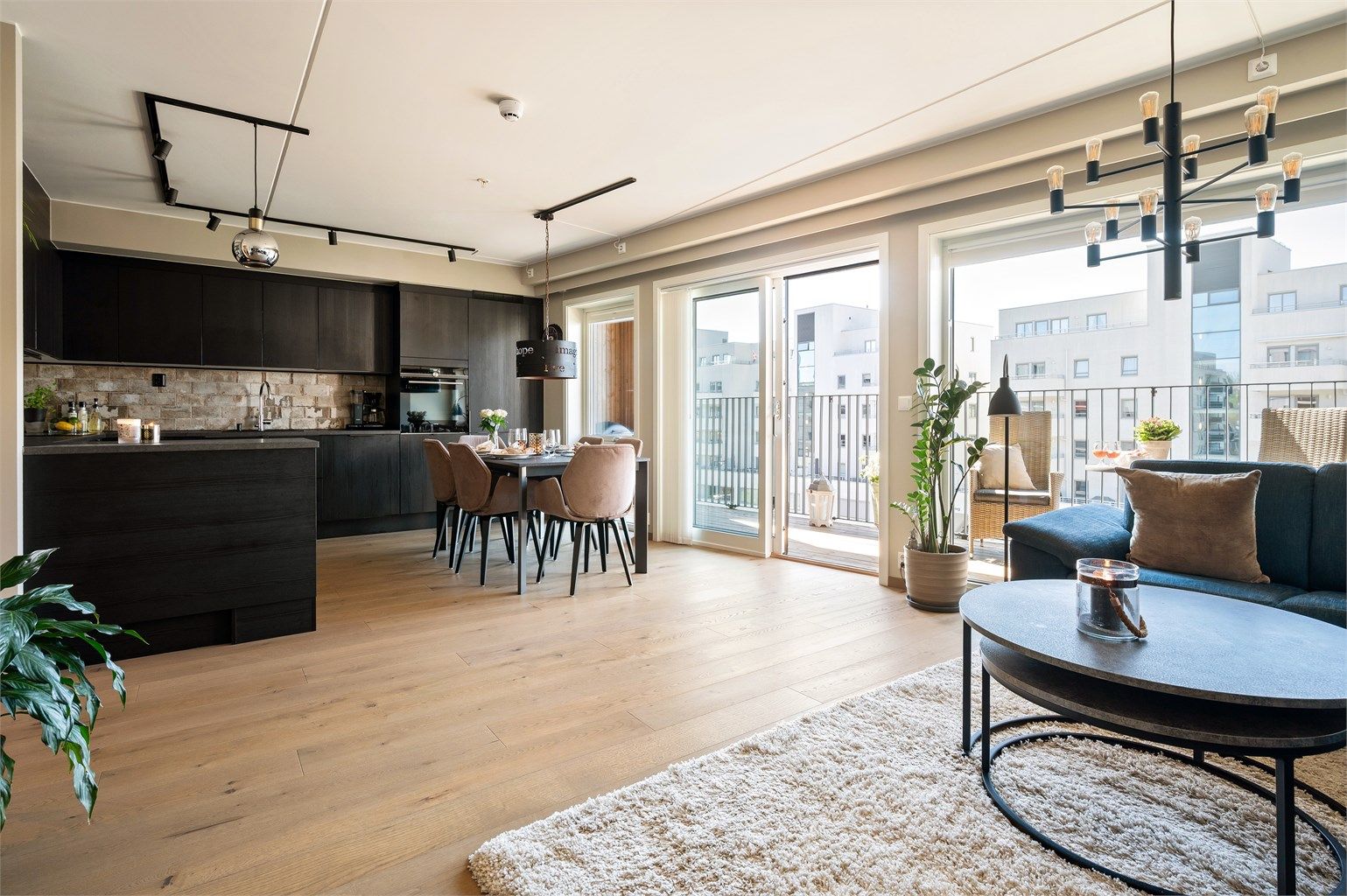 Boligen har en meget god planløsning og holder god standard. Stuen er av god størrelse med plass til sofa, tilhørende salongbord og TV-seksjon.