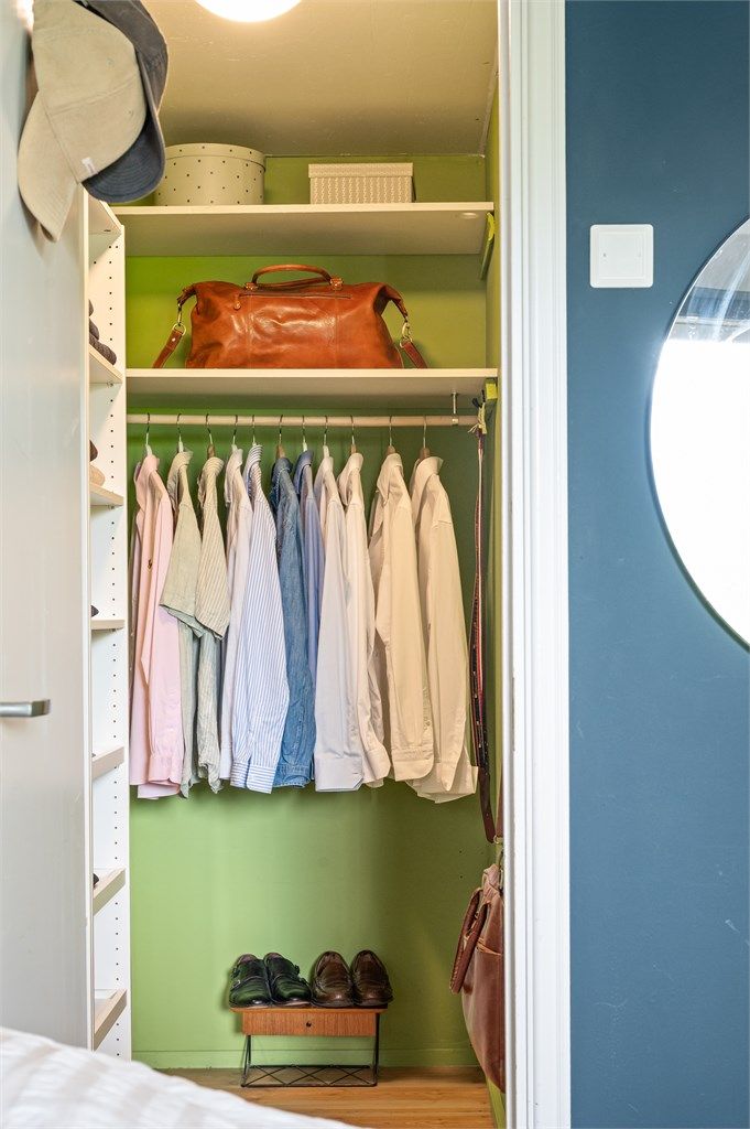 Den innvendige boden er innredet som en walk-in-garderobe med god hylle- og hengeplass.