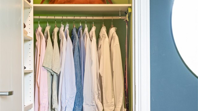 Den innvendige boden er innredet som en walk-in-garderobe med god hylle- og hengeplass.