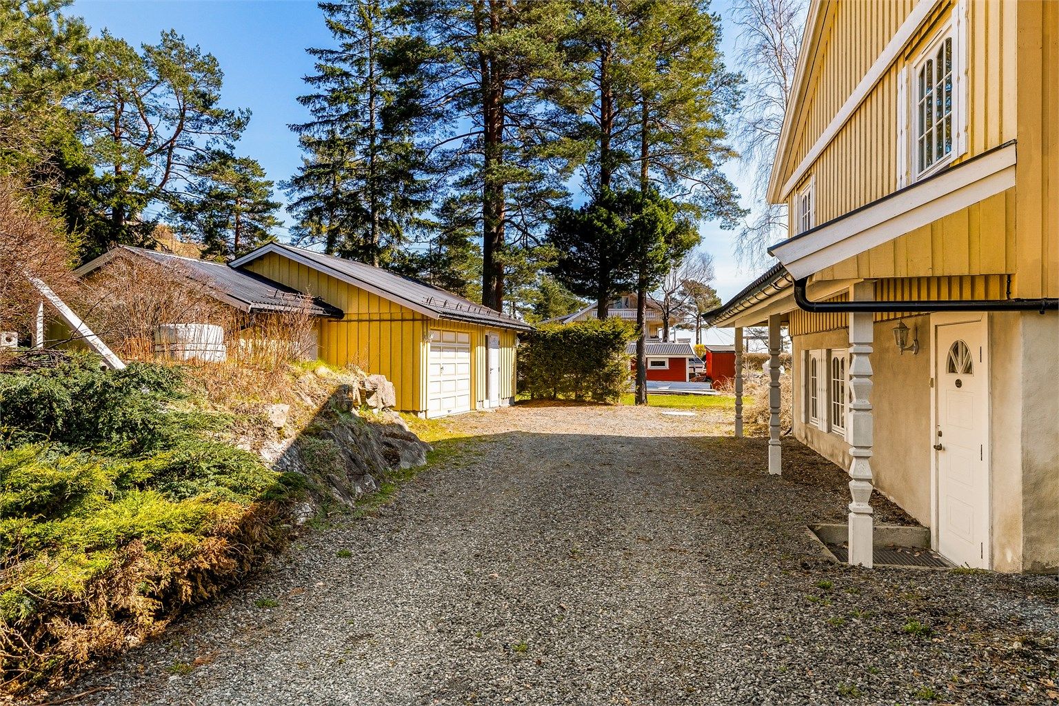 Gruset gårdsplass og adkomst.