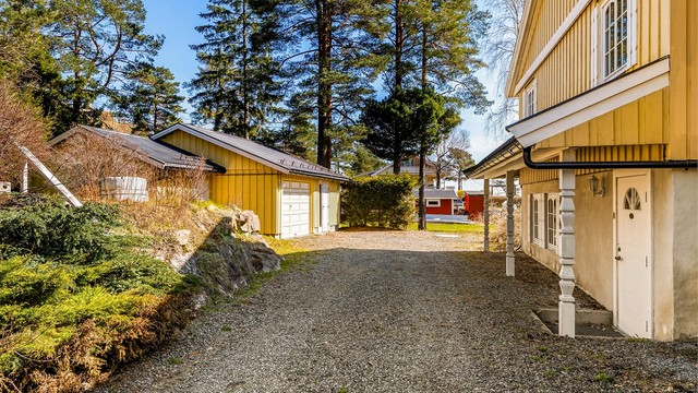 Gruset gårdsplass og adkomst.