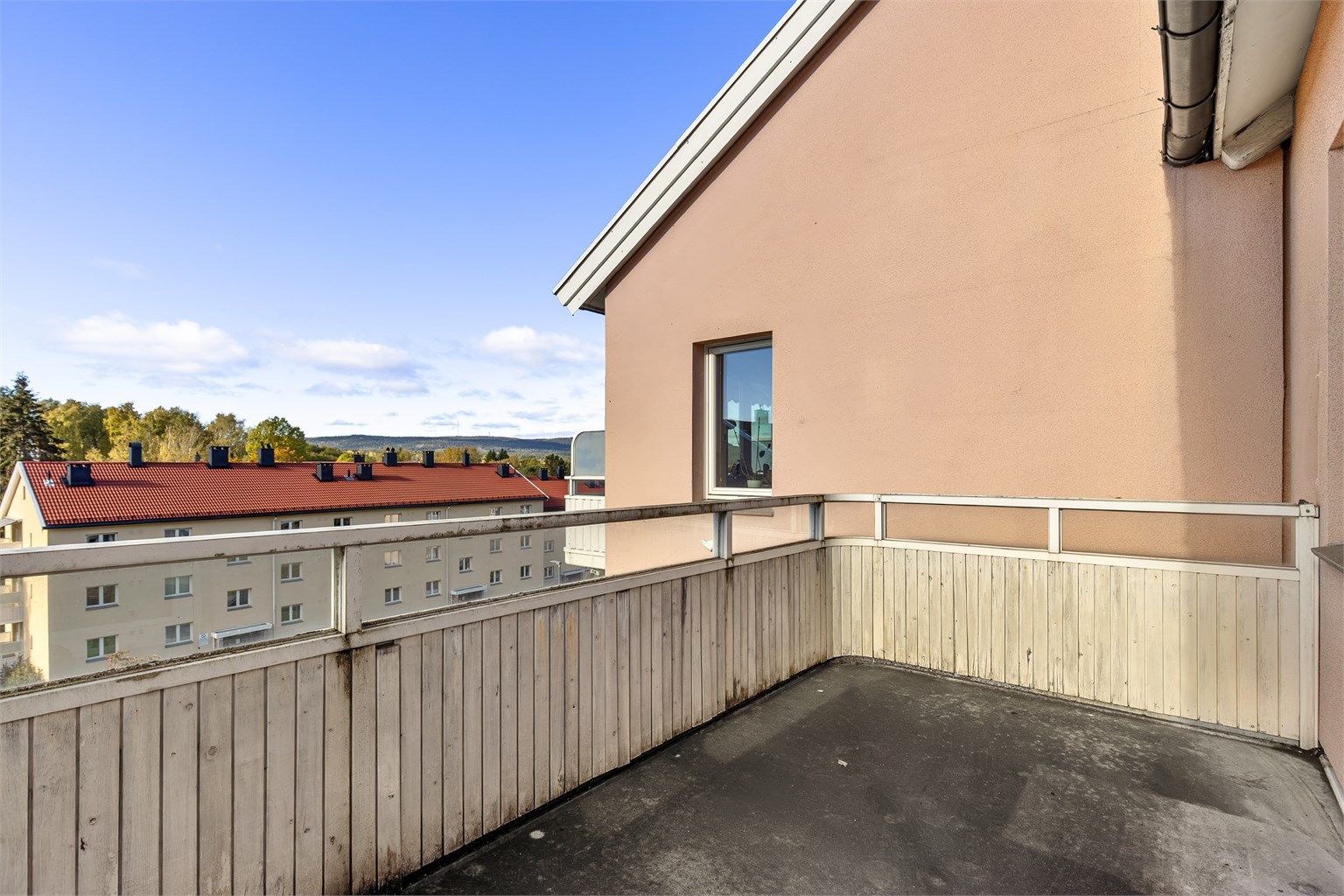 Balkongdør og vinduer i tre ble skiftet i 2018.