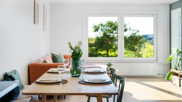 Leiligheten har enkel adkomst med en trapp opp og likevel fri for innsyn i skjermede omgivelser.