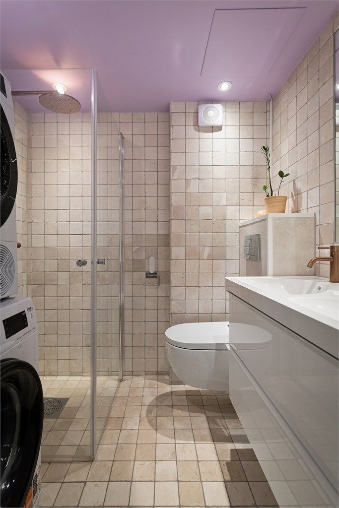 Baderom i underetasjen - Innredet med vegghengt klosett, servant med innredning, innfelt speil og dusj med svingbare glassdører. 