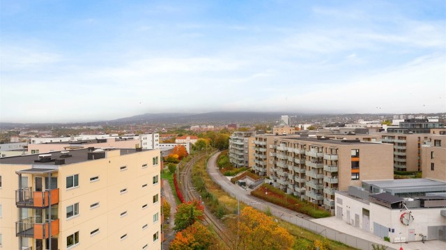 Langstrakt og upåklagelig utsikt til blant annet Holmenkollen og Vettakollen i nordvest.