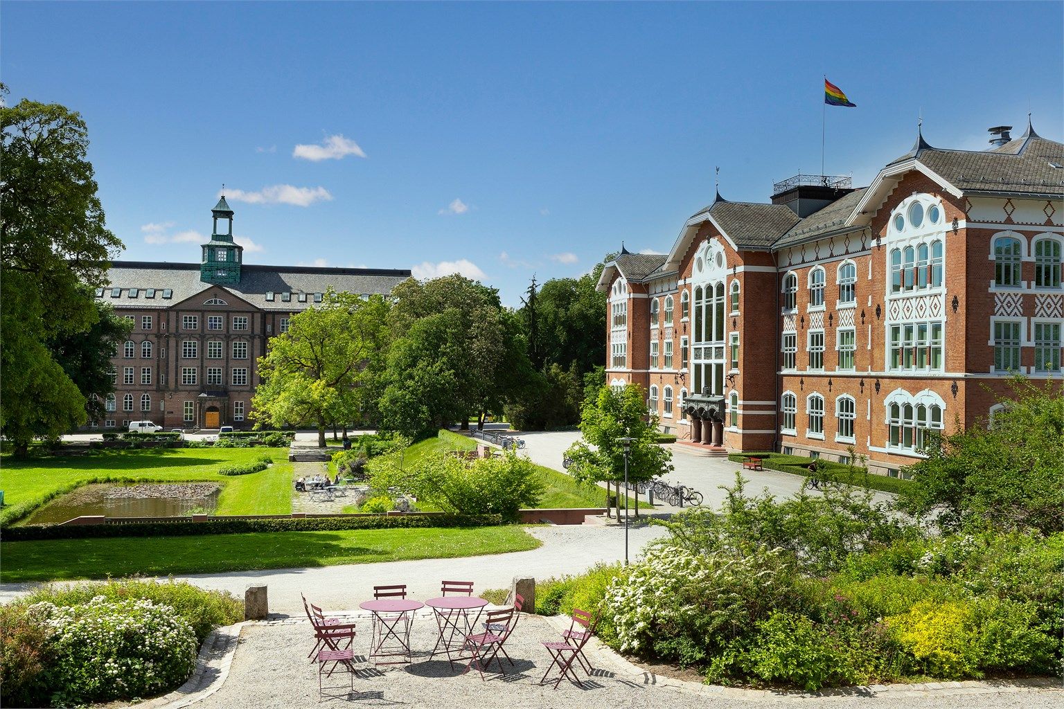 Ås er også kjent for det vakre universitetsområdet til NMBU, som byr på flotte parkområder og turveier for rekreasjon. 
