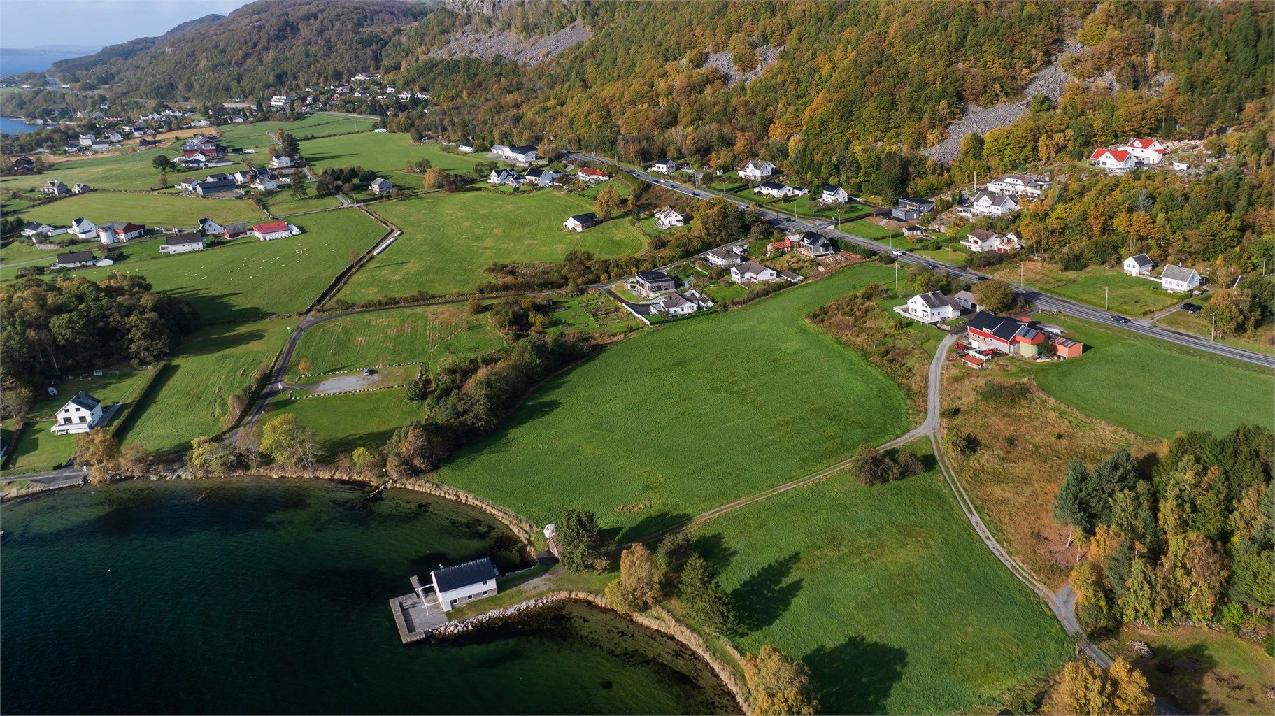 Kort avstand ned til sjøen og badeplassen i Barkavika.