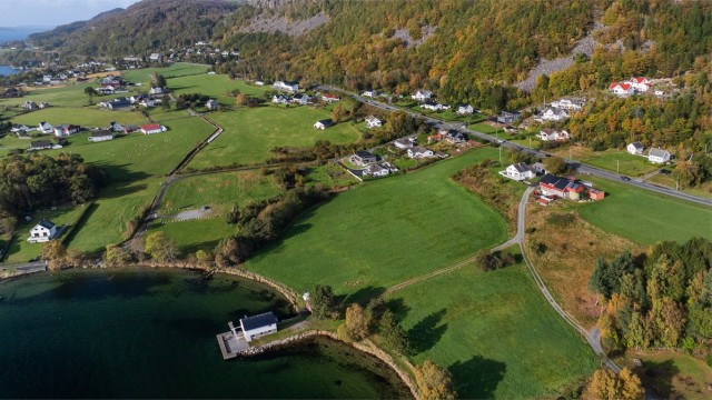 Kort avstand ned til sjøen og badeplassen i Barkavika.