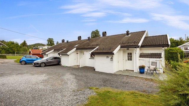 Eiendommen har parkering rett utenfor inngangsdøren.