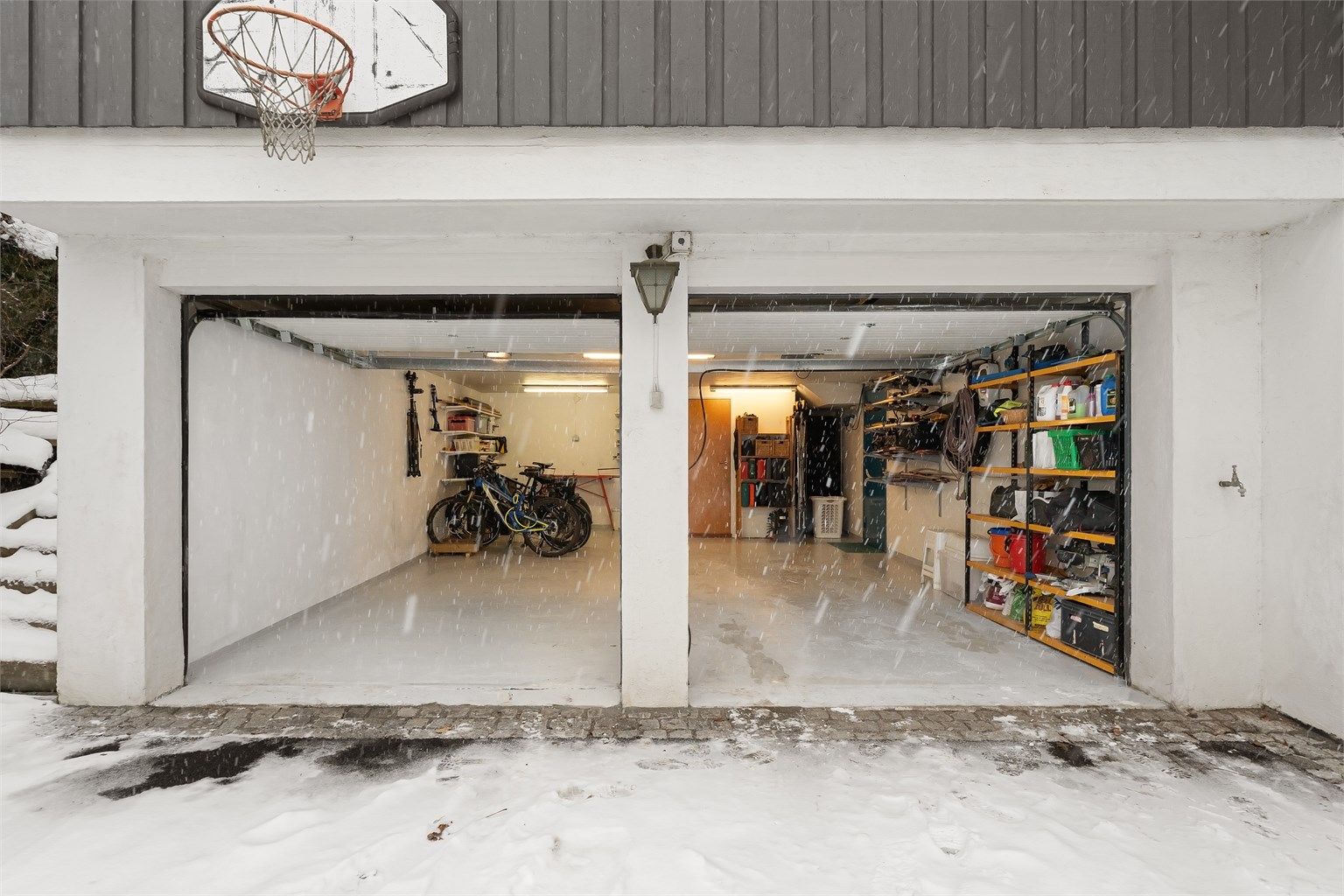 Garasjen har direkte adkomst inn i boligens underetasje.