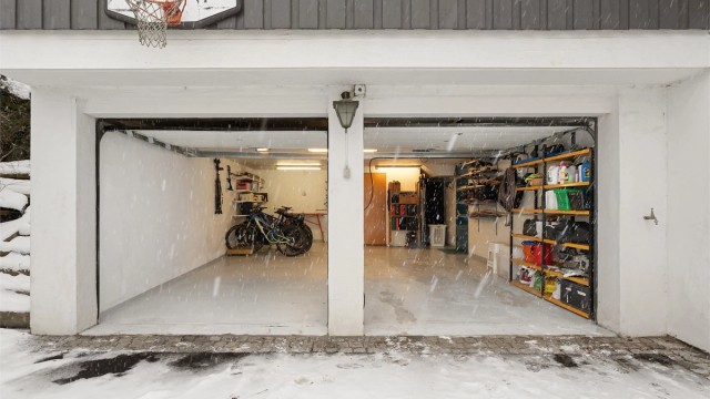 Garasjen har direkte adkomst inn i boligens underetasje.