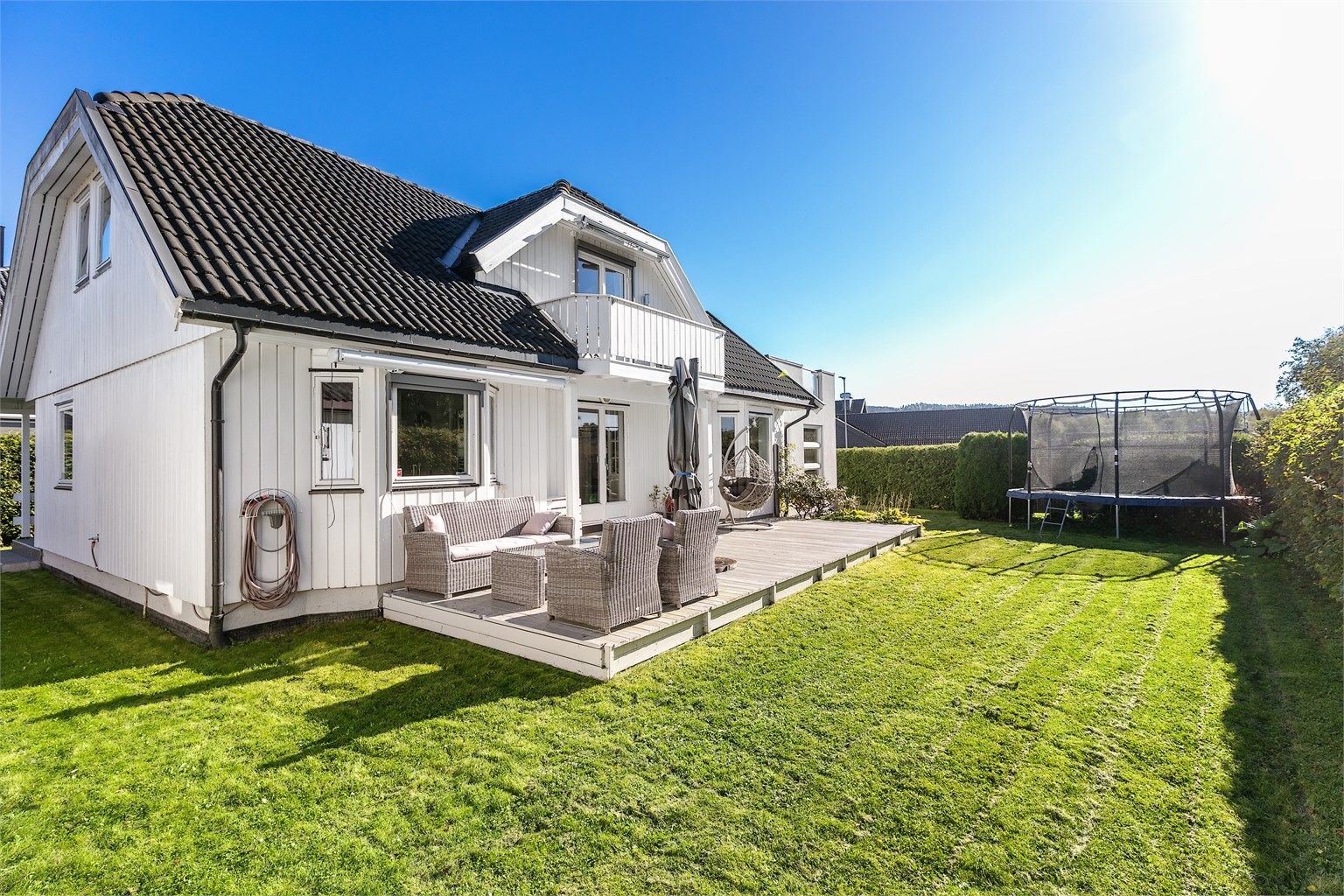 Eiendommen er omkranset av en tett hekk som skaper en privat og tilbaketrukket atmosfære uten innsyn