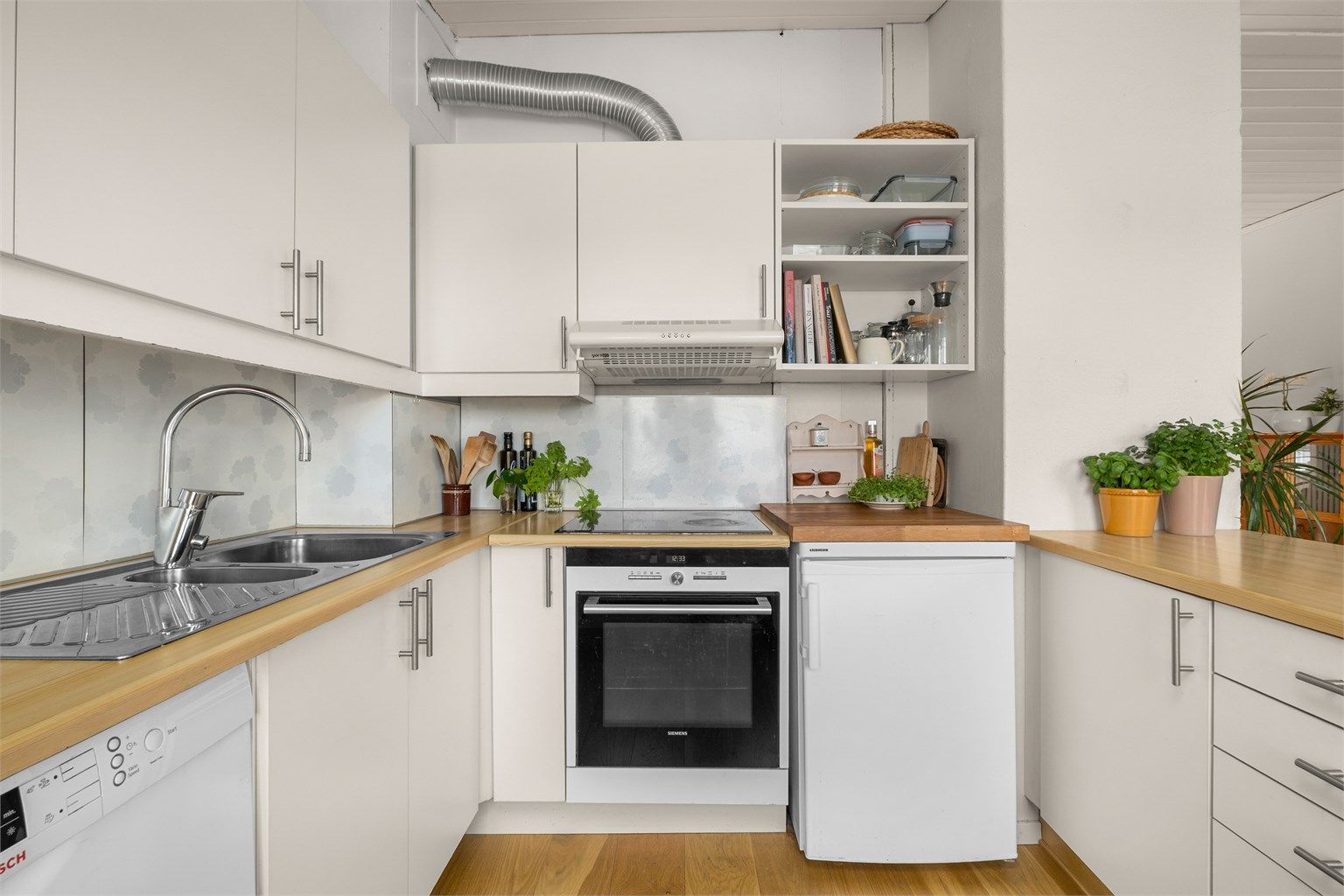 Kjøkkenet er videre innredet med integrert stekeovn og platetopp samt frittstående oppvaskmaskin og kjøleskap.