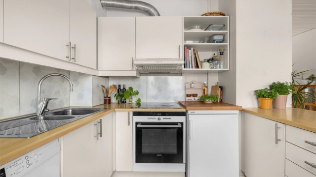 Kjøkkenet er videre innredet med integrert stekeovn og platetopp samt frittstående oppvaskmaskin og kjøleskap.