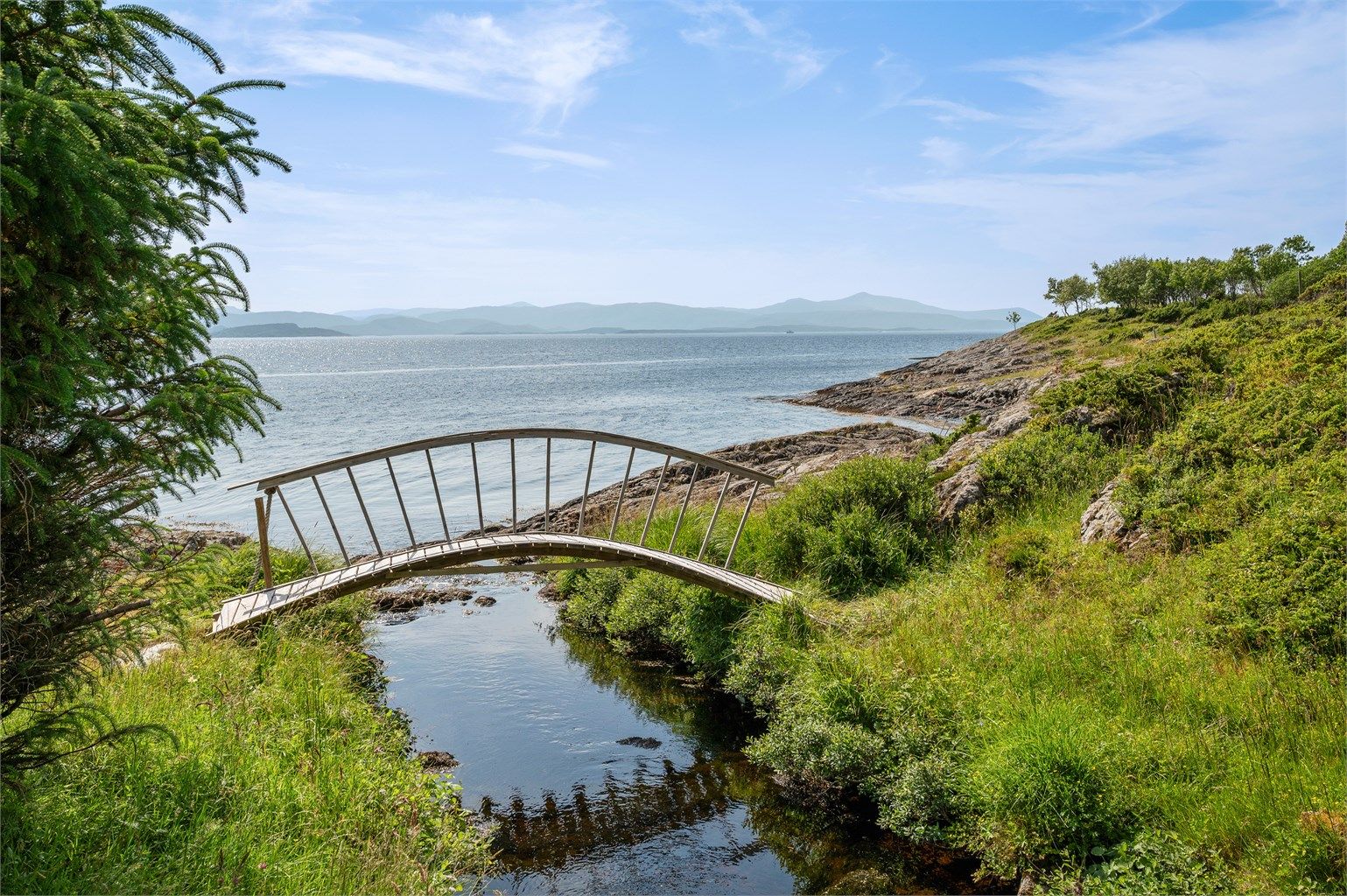 Det er også flere steder på øya som byr på gode mulighet for fiske, vannsport, padling og en rekke andre sommeraktiviteter, samt et ytrende båtliv, blant annet Fillan, Dolmøya, Ansnes, Hopsjøbrygga på Melandsjø og Knarrlagsund. 