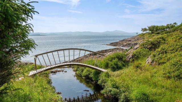 Det er også flere steder på øya som byr på gode mulighet for fiske, vannsport, padling og en rekke andre sommeraktiviteter, samt et ytrende båtliv, blant annet Fillan, Dolmøya, Ansnes, Hopsjøbrygga på Melandsjø og Knarrlagsund.