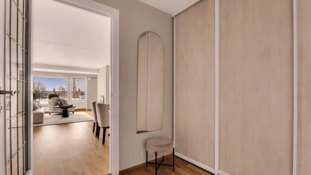Entréen er romslig og innbydende, med gode oppbevaringsmuligheter for yttertøy og sko.