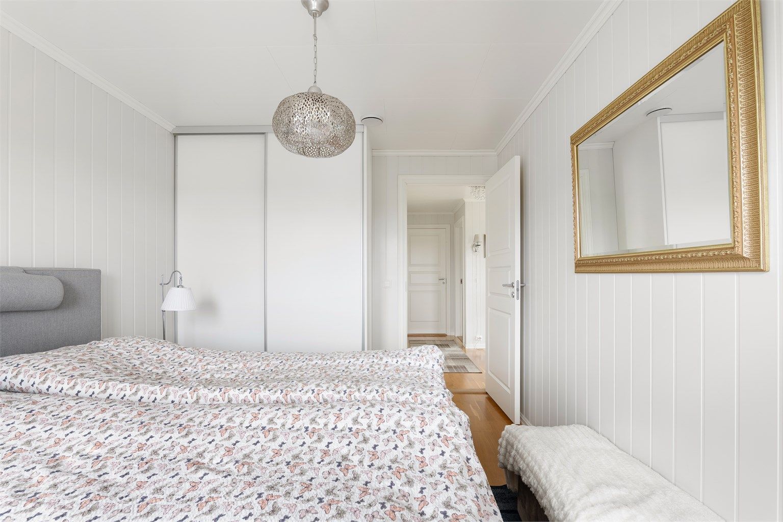 Skyvedørsgarderobe er installert i dette rommet som i dag benyttes som hovedsoverom.