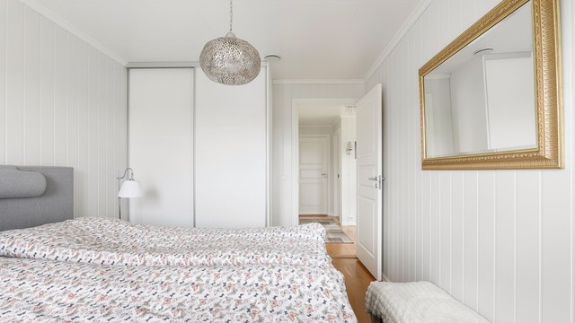 Skyvedørsgarderobe er installert i dette rommet som i dag benyttes som hovedsoverom.