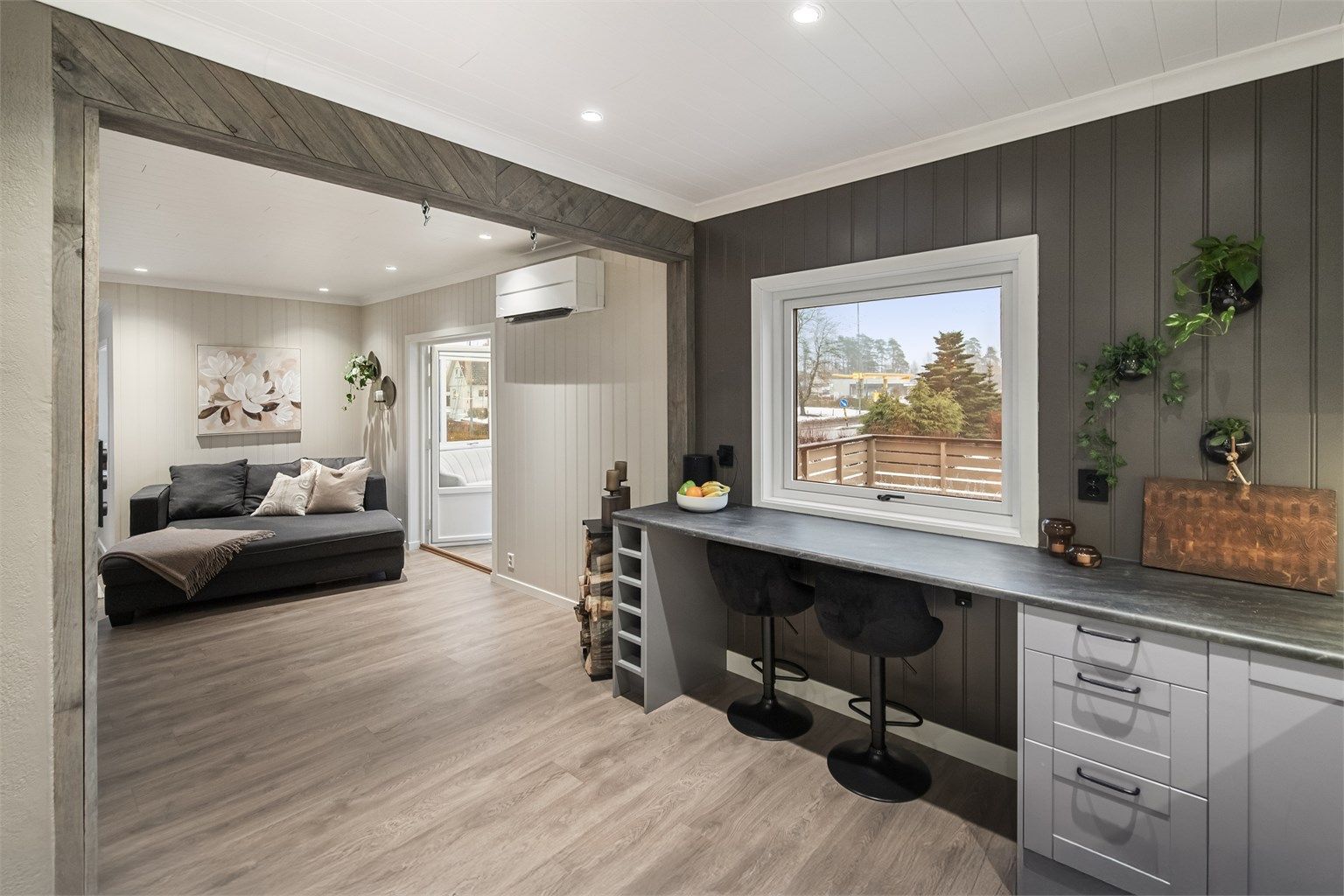 Kjøkkenet har også en praktisk barløsning. Perfekt for en rask matbit i en hektisk hverdag.