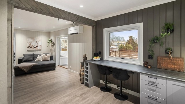 Kjøkkenet har også en praktisk barløsning. Perfekt for en rask matbit i en hektisk hverdag.