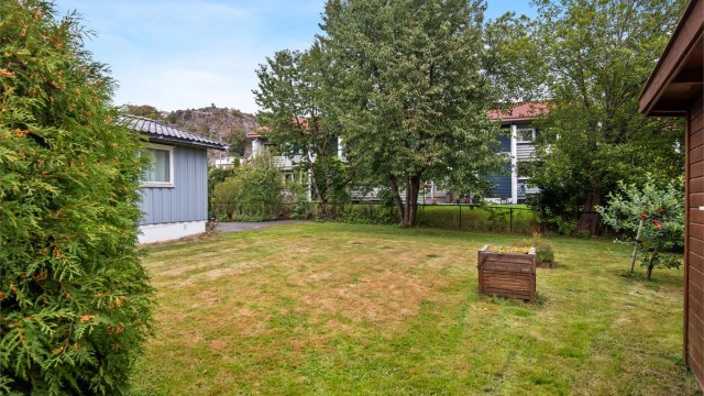 Tomten er innbydende og pent opparbeidet, med stor gressplen samt diverse prydbusker og planter.