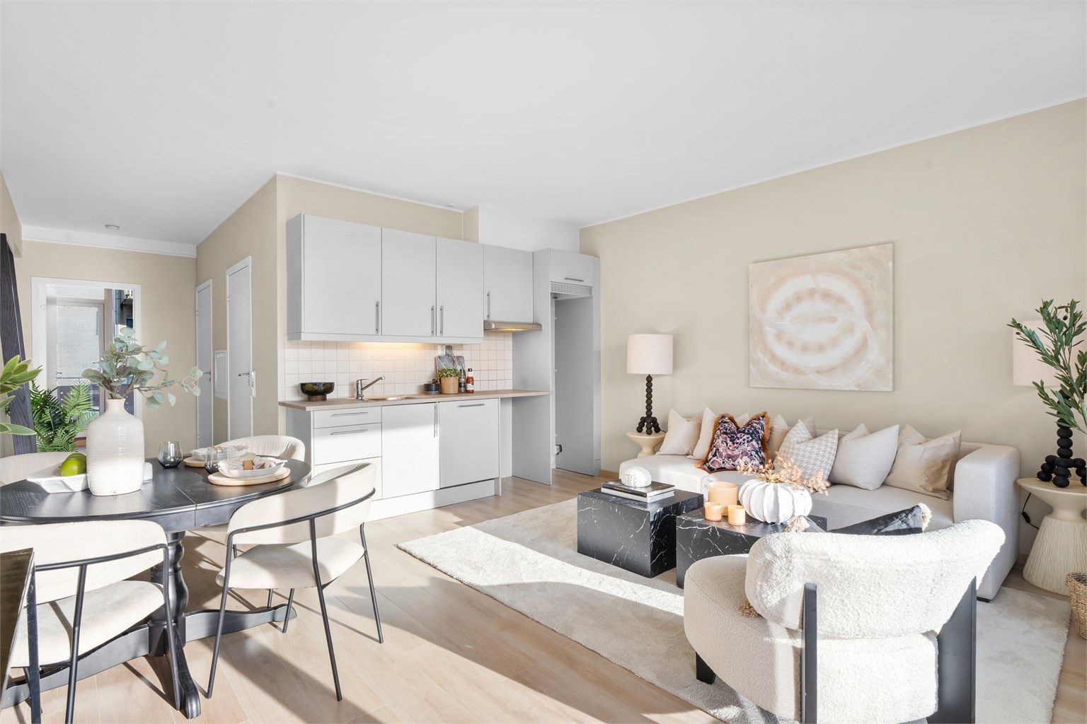 Boligen er overflate oppusset i 2026 med nye gulv, malte flater/himmlng, nye dører og ny innredning på bad.