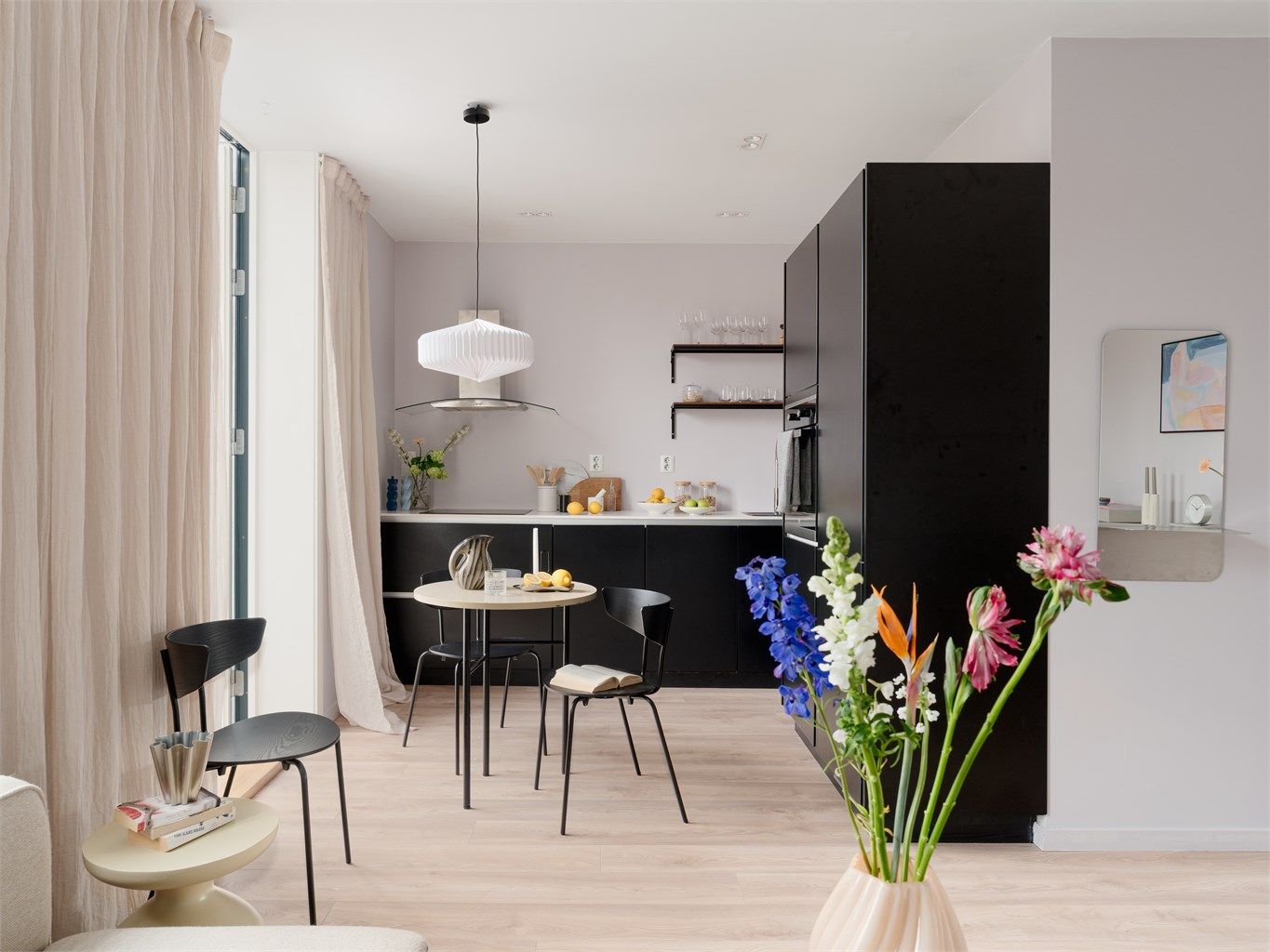 Sentralt i leiligheten står et stilrent kjøkken fra Kvik, montert i 2015 i forbindelse med oppussing av leiligheten.