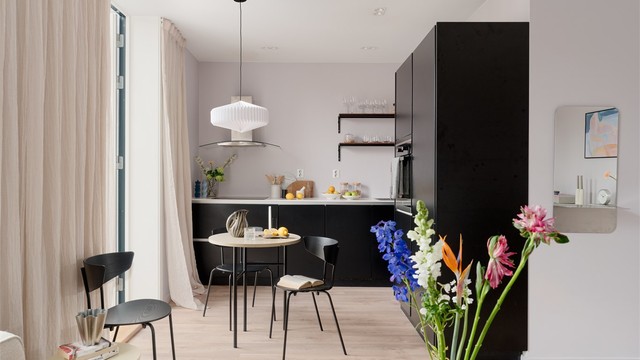 Sentralt i leiligheten står et stilrent kjøkken fra Kvik, montert i 2015 i forbindelse med oppussing av leiligheten.