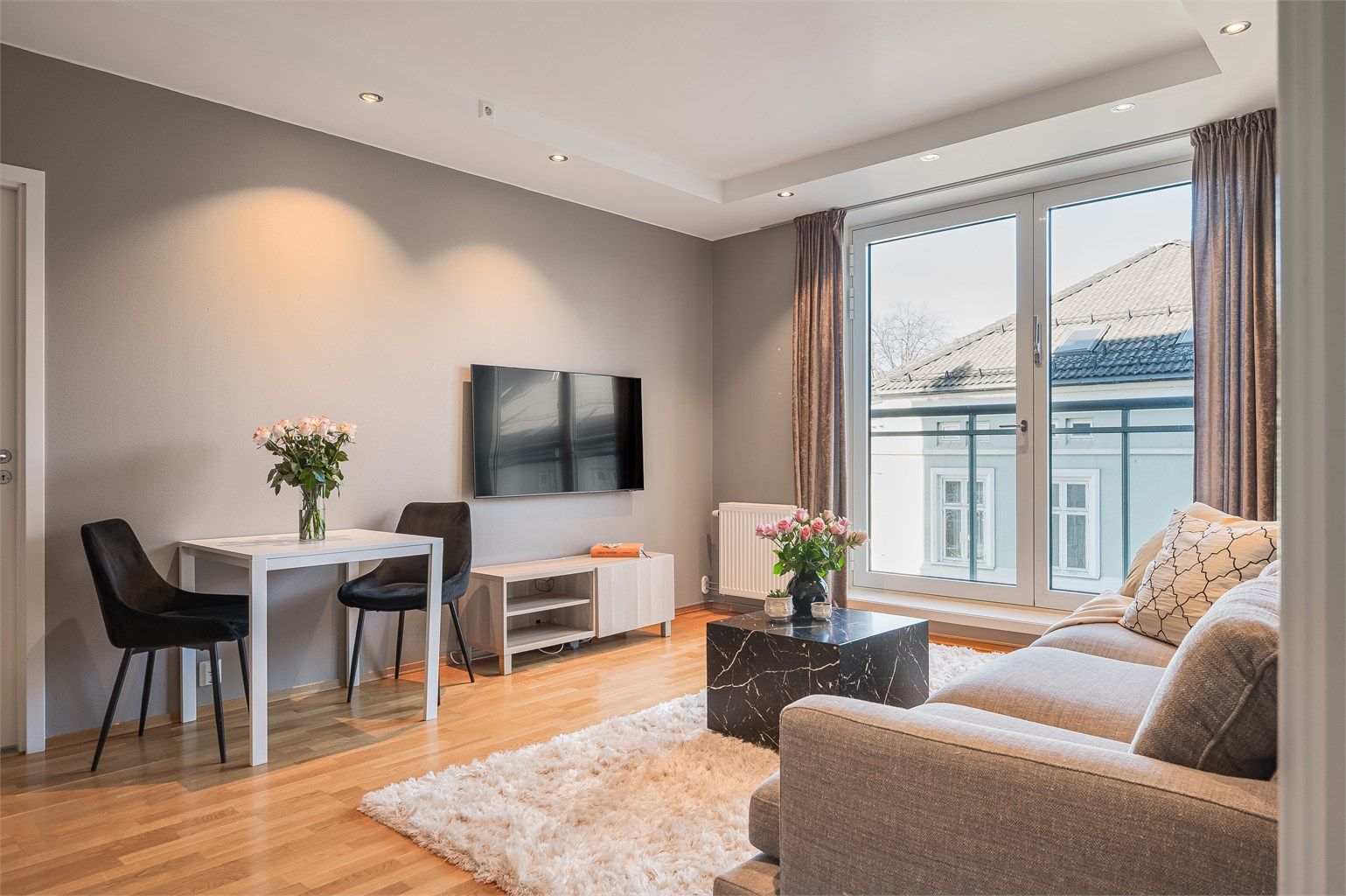 Stuen lys og åpen med plass til sofa, opplegg for TV og diverse annet møblement.