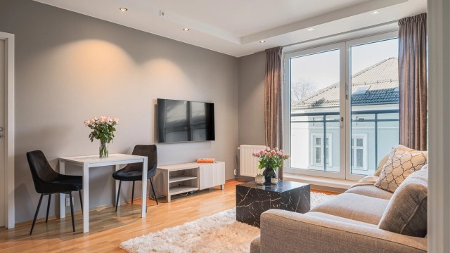 Stuen lys og åpen med plass til sofa, opplegg for TV og diverse annet møblement.