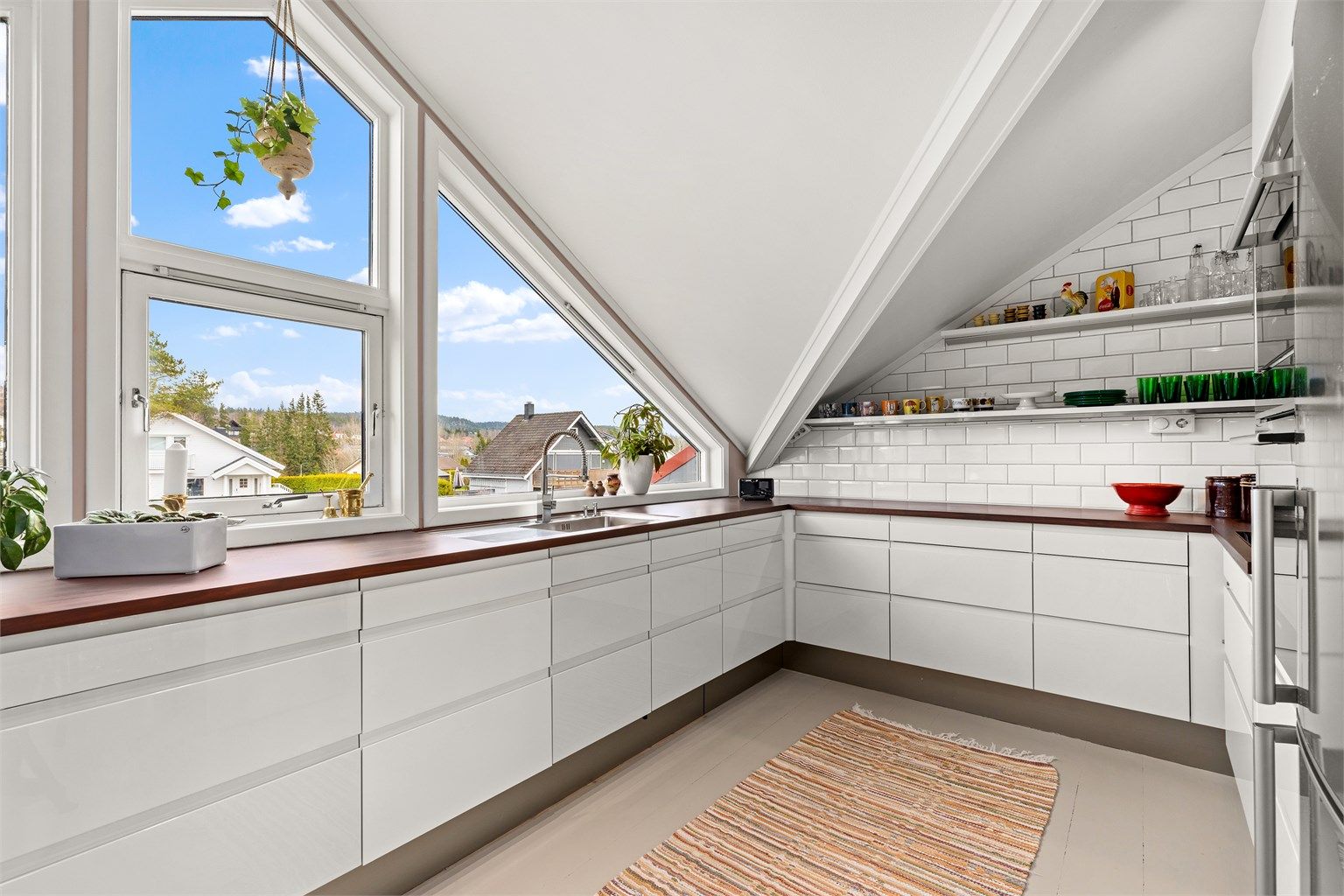 Kjøkkenet har en smart utforming som utnytter plassen godt under skråtaket.