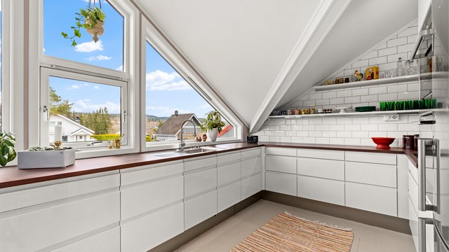 Kjøkkenet har en smart utforming som utnytter plassen godt under skråtaket.