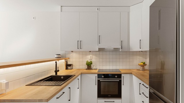 Godt med skap- og benkeplass gir rom for både matlaging og oppbevaring. Automatisk vannstopper med fuktsensor og lekkasjevarsler er også installert.