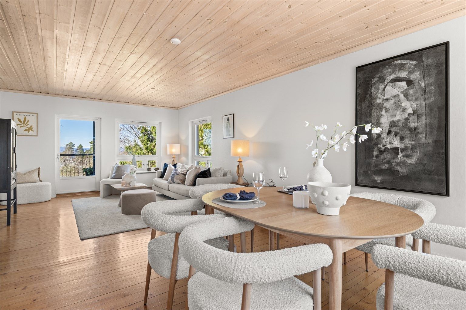 Lys og romslig stue/spisestue med originale tregulv