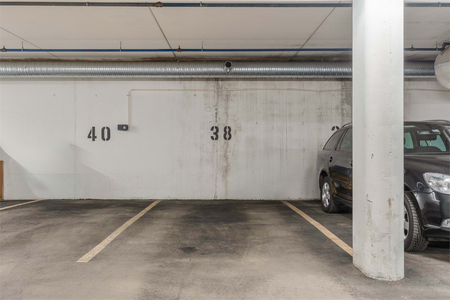 Leiligheten disponerer biloppstillingsplass nr. 38 i felles parkeringskjeller. Det er tilrettelagt for å kunne installere ladepunkt for elbil på parkeringsplassen.