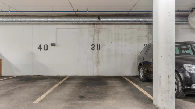 Leiligheten disponerer biloppstillingsplass nr. 38 i felles parkeringskjeller. Det er tilrettelagt for å kunne installere ladepunkt for elbil på parkeringsplassen.