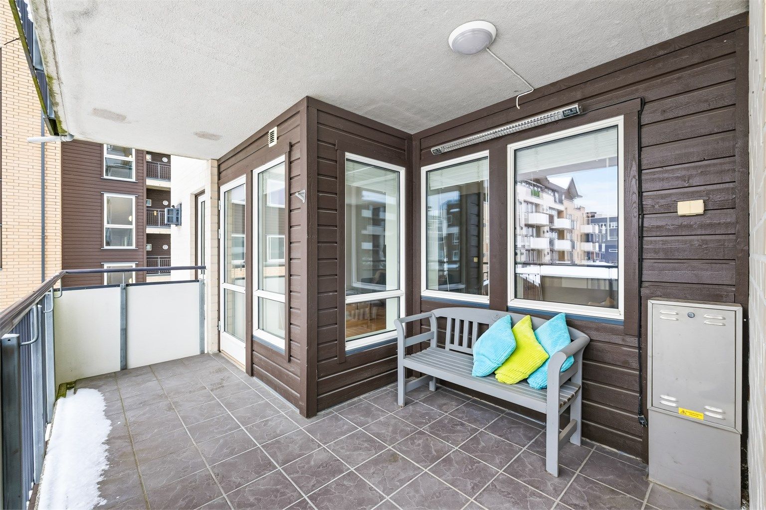 Balkongen er på 9 kvm og har god plass til utemøbler