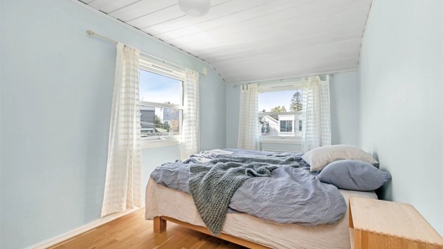 Hovedsoverom med god plass til en dobbeltseng og nattbord på hver side