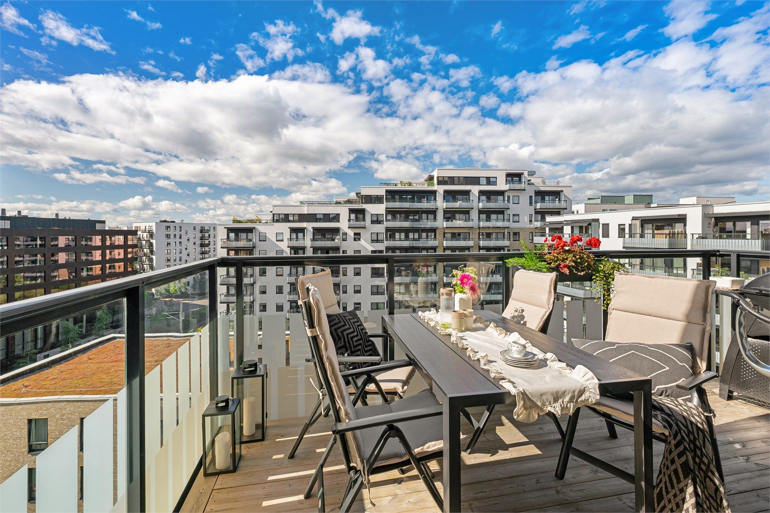 To vestvendte balkonger og garasjeplass med mulighet for elbil-lader.
Foto: Mats Holst